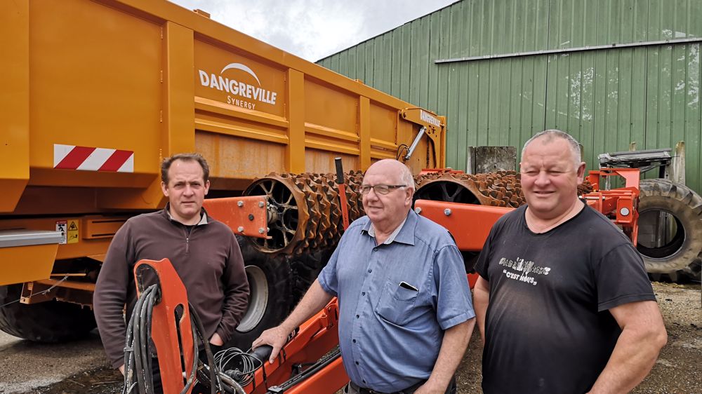 Les responsables des deux Cuma, Stéphane Leullier, Pierre Robitaille et Hubert Avet, espèrent simplifier la gestion des parcs de matériels avec l’installation des boîtiers de suivi. Les responsables des deux Cuma, Stéphane Leullier, Pierre Robitaille et Hubert Avet, espèrent simplifier la gestion des parcs de matériels avec l’installation des boîtiers de suivi.