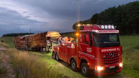 Chaque camion de dépannage dispose d’un équipement complet – grue et élingues, manilles, cônes de balisage, etc. –, le tout rangé dans des compartiments dédiés éclairés. Chaque camion de dépannage dispose d’un équipement complet – grue et élingues, manilles, cônes de balisage, etc. –, le tout rangé dans des compartiments dédiés éclairés.