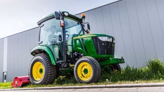 Les tracteurs compacts John Deere de puissance supérieure à 25 ch passent aux motorisations Stage V. 13 modèles sont concernés. 