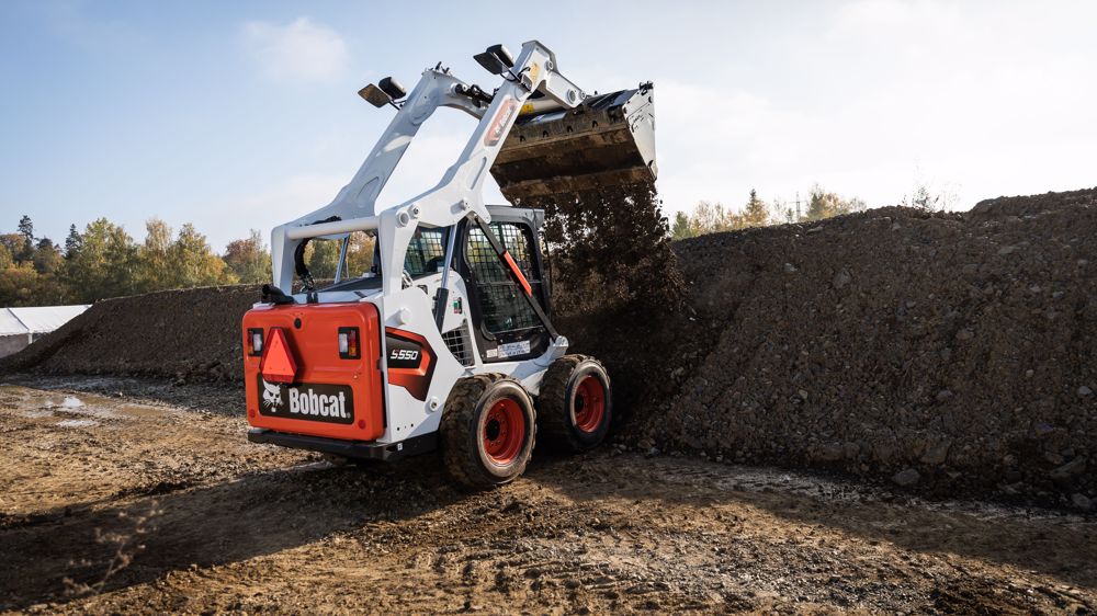 Bobcat profite de sa mise en conformité Stage 5 pour rendre ses chargeuses S550 et S590 plus maniables.