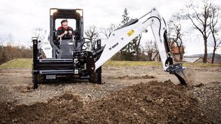 Bobcat rend plus polyvalents et confortables les outils de ses chargeuses sur chenilles, pneus et à roues directrices.