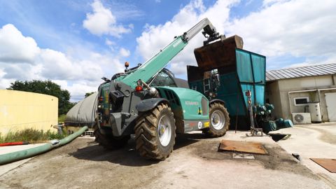 Le Kramer KT 407 offre une capacité de levage annoncée à 4 t, stabilisée à l’arrière par deux masses additionnelles de 350 kg. Le Kramer KT 407 offre une capacité de levage annoncée à 4 t, stabilisée à l’arrière par deux masses additionnelles de 350 kg.