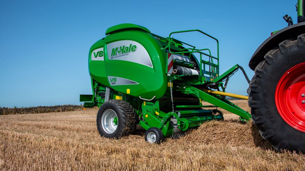 McHale forme des balles de 1,90 m de diamètre avec sa presse V8  