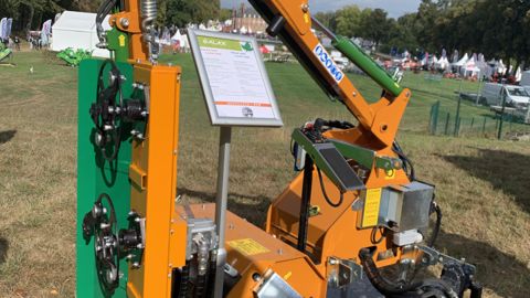 Le taille-haie Galax 3200 pour tracteur compact. Le taille-haie Galax 3200 pour tracteur compact.