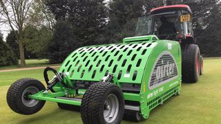 L’aérateur pneumatique Airter Light 14160 ameublit la terre de façon homogène jusqu’à 22 cm de profondeur. 