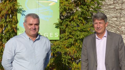 Christophe Janeau (à gauche), dirigeant d’Edelweiss Paysages, avec le repreneur de son entreprise, Éric Bouichet, président de Pinson Paysage. Christophe Janeau (à gauche), dirigeant d’Edelweiss Paysages, avec le repreneur de son entreprise, Éric Bouichet, président de Pinson Paysage.