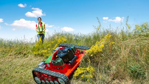 La gamme Agria s'est récemment développée avec des machines radiocommandées de tonte, fauchage et débroussaillage à moteurs essence ou hybrides. La gamme Agria s'est récemment développée avec des machines radiocommandées de tonte, fauchage et débroussaillage à moteurs essence ou hybrides.