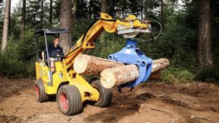 Knikmops MK250 (moteur de 49 ch Stage V), d’une capacité de charge de 1,8 à 2,4 t (selon version) et d’une hauteur de levage de 2,65 à 3,55 m. 