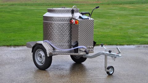 La gamme de chariots à lait Taxi Lait de Holm & Laue compte désormais un grand modèle de 400 L de capacité. La gamme de chariots à lait Taxi Lait de Holm & Laue compte désormais un grand modèle de 400 L de capacité.
