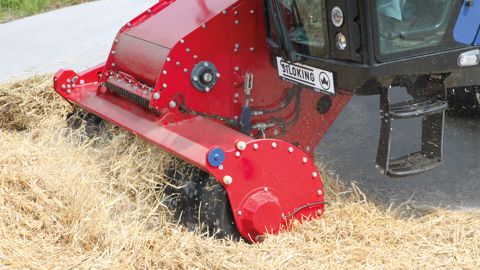 Le broyeur, monté d'origine, prend place juste derrière la fraise de désilage. Le broyeur, monté d'origine, prend place juste derrière la fraise de désilage.