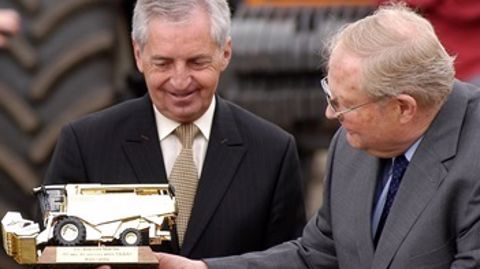 Michel Dousset (à gauche) en compagnie de Helmut Claas en 2004, lors des 80 ans des Ets Dousset Matelin en 2004 à Neuville-de-Poitou (Vienne). Michel Dousset (à gauche) en compagnie de Helmut Claas en 2004, lors des 80 ans des Ets Dousset Matelin en 2004 à Neuville-de-Poitou (Vienne).