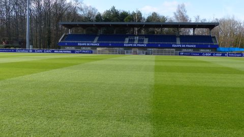 Le Centre national du football, à Clairefontaine, a testé il y a quelques années avec succès la nouvelle génération de fertilisants Floranid Twin de Compo qu’il utilise pour l’entretien de l’ensemble de ses terrains. Le Centre national du football, à Clairefontaine, a testé il y a quelques années avec succès la nouvelle génération de fertilisants Floranid Twin de Compo qu’il utilise pour l’entretien de l’ensemble de ses terrains.