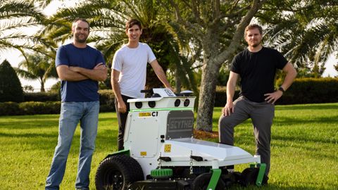 Les fondateurs de Scythe Robotics. De gauche à droite : Isaac Roberts, Davis Foster et Jack Morrison. Les fondateurs de Scythe Robotics. De gauche à droite : Isaac Roberts, Davis Foster et Jack Morrison.