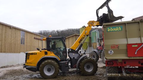 Malgré le léger dévers de la cour de ferme, la chargeuse Dieci Agri Pivot T80 rassure par sa stabilité. Malgré le léger dévers de la cour de ferme, la chargeuse Dieci Agri Pivot T80 rassure par sa stabilité.