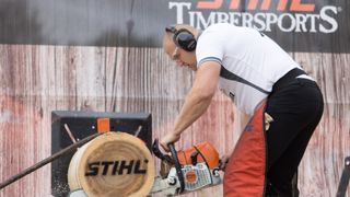 Pierre Puybaret lors de l'épreuve de stock saw (tronçonneuse de série une MS 661 de 91,1 cm3, puissance de 5,4 kW). Le sportif doit scier deux rondelles identiques dans une bille de 40 cm de diamètre, une coupe descendante et l'autre montante sans mordre sur la marque placée à 10 cm du bord.