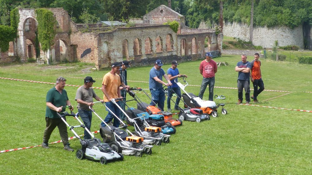 Essai : le match de six tondeuses pros à batterie
