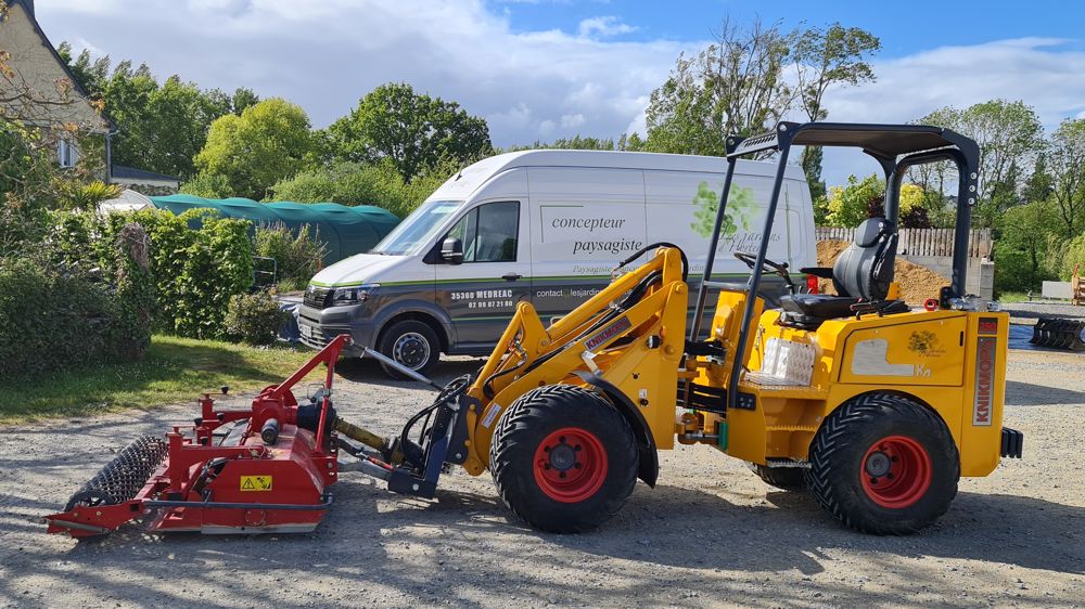 Une interface porte-outil avec prise de force hydraulique peut être montée sur la machine pour adapter des accessoires de tracteur comme ce préparateur de sol Rotadairon.