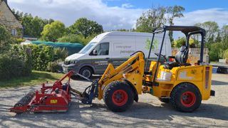 Une interface porte-outil avec prise de force hydraulique peut être montée sur la machine pour adapter des accessoires de tracteur comme ce préparateur de sol Rotadairon.