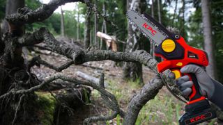 KPC lance la scie à batterie KSE75S