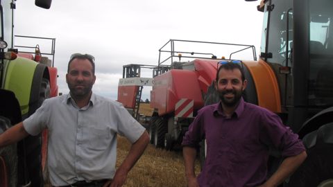 Julien Lesniak (à gauche) et son frère, Tristan, cogérants de l'ETA du même nom, apprécient les fonctionnalités de l’outil Kropeo qui optimise leurs chantiers de pressage et de ramassage de bottes. Julien Lesniak (à gauche) et son frère, Tristan, cogérants de l'ETA du même nom, apprécient les fonctionnalités de l’outil Kropeo qui optimise leurs chantiers de pressage et de ramassage de bottes.