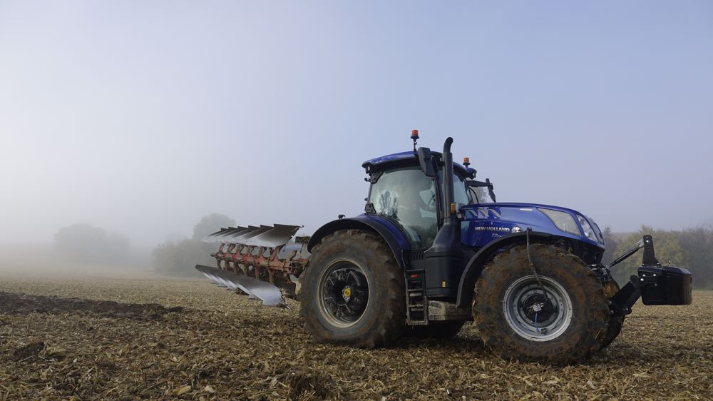 Le T7.290 HD dispose d’un lestage total de 2 500 kg réparti sur le pont arrière avec deux masses de 600 kg dans chaque roue et sur le relevage avant avec 1 300 kg.