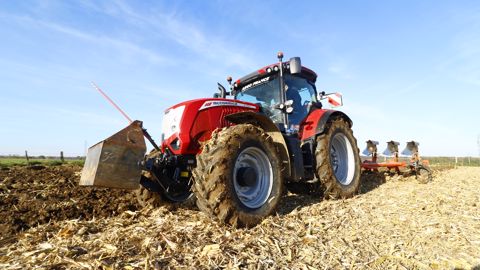Le X7.621 doté de la transmission à variation continue repose sur un empattement de 2,82 m et se chausse ici de pneumatiques 650/65 R42 à l’arrière et 540/65 R30 à l’avant. Le X7.621 doté de la transmission à variation continue repose sur un empattement de 2,82 m et se chausse ici de pneumatiques 650/65 R42 à l’arrière et 540/65 R30 à l’avant.