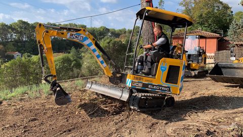 La minipelle électrique JCB 19C-IE à la loupe La minipelle électrique JCB 19C-IE à la loupe