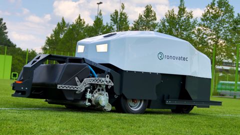 Le robot RoviMo du constructeur suisse Ronovatec est distribué en France, Belgique et Luxembourg par MGE Green Service. Le robot RoviMo du constructeur suisse Ronovatec est distribué en France, Belgique et Luxembourg par MGE Green Service.