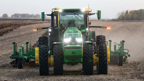 Un tracteur de la série 8R entièrement autonome a été présenté cette année au CES de Las Vegas. Un tracteur de la série 8R entièrement autonome a été présenté cette année au CES de Las Vegas.