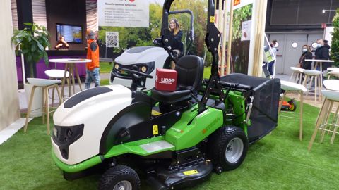 L'Hydro 100 MK 124 et son nouveau plateau de coupe de 124 cm. L'Hydro 100 MK 124 et son nouveau plateau de coupe de 124 cm.