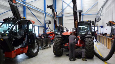 Les sessions de formation technique de Manitou n’accueillent jamais plus de neuf stagiaires. Les sessions de formation technique de Manitou n’accueillent jamais plus de neuf stagiaires.