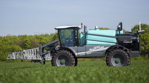 L’automoteur Berthoud Raptor embarque une rampe de 30 m d’envergure, sur laquelle prennent place 11 caméras multispectrales. L’automoteur Berthoud Raptor embarque une rampe de 30 m d’envergure, sur laquelle prennent place 11 caméras multispectrales.