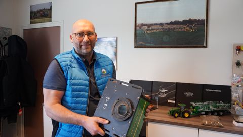 Jérôme Guillon, dirigeant de la SARL Guillon-Barbot, mise sur le capteur NIR pour apporter de la valeur ajoutée à ses clients lors de l’épandage de lisier. Jérôme Guillon, dirigeant de la SARL Guillon-Barbot, mise sur le capteur NIR pour apporter de la valeur ajoutée à ses clients lors de l’épandage de lisier.