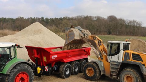 Une benne TP tridem Krampe à essieux pendulaires de 2,55 m de large Une benne TP tridem Krampe à essieux pendulaires de 2,55 m de large