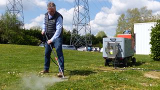 Weed Concept ébouillante les adventices 
