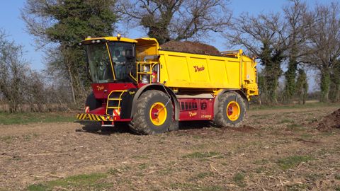 Le Vredo VT4556 reçoit une caisse et une table d’épandage à disques d’origine Tebbe, dont la gestion est développée en interne par le constructeur néerlandais. Le Vredo VT4556 reçoit une caisse et une table d’épandage à disques d’origine Tebbe, dont la gestion est développée en interne par le constructeur néerlandais.