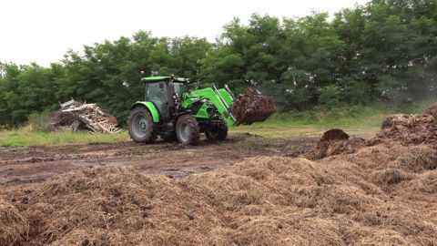Malgré l'absence de lestage à l'arrière, le 6125C RVShift s'est révélé particulièrement stable, même avec de gros godets de fumier. Malgré l'absence de lestage à l'arrière, le 6125C RVShift s'est révélé particulièrement stable, même avec de gros godets de fumier.