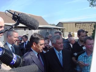 Tour de ferme de François Fillon, prmeier ministre, accompagné par Bruno Le Maire, ministre de l'agriculture