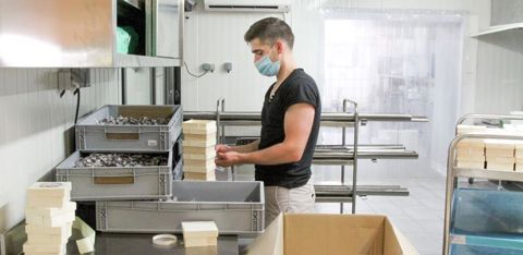 Les caramels sont fabriqués de façon traditionnelle à partir d’une recette à base de 80 % de lait. © Alexis Dufumier