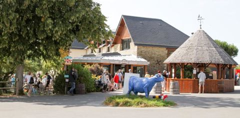 Pôle d’attraction touristique, la ferme a agrandi son magasin pendant la période de Covid. Il regroupe aussi les références de 40 producteurs locaux en achat revente. © Alexis Dufumier