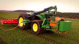 Un John Deere électrique alimenté par câble Un John Deere électrique alimenté par câble