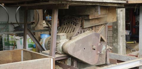 Le vieux broyeur à manivelle a été trouvé pour 50 € sur un site de petites annonces. Gaëtan lui a ajouté un moteur électrique triphasé issu d’une vis à grain. © G. Baron