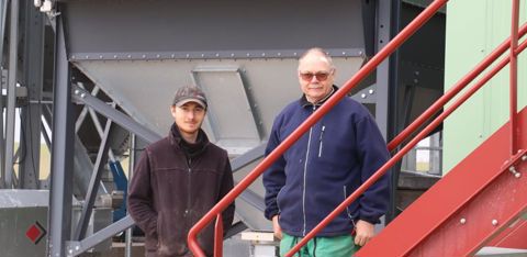 Frédéric (à gauche) et son père Didier sont installés en agriculture biologique sur 310 ha. Ils ont converti 100 % de la surface récemment et ont investi dans une infrastructure de tri et de stockage la plus complète possible. Le but est d’être autonomes et de proposer une qualité de tri supérieure, le tout avec une solution ergonomique limitant la manutention. © P. Peeters