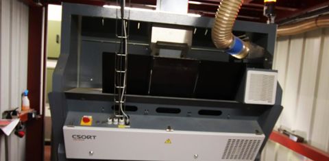 Le trieur optique est relié par le réseau 4G au fabricant basé en Russie. « Le constructeur a accès aux paramètres et peut prendre la main pour régler la machine. Le plus compliqué, c’est le décalage horaire », plaisante Didier. © P. Peeters