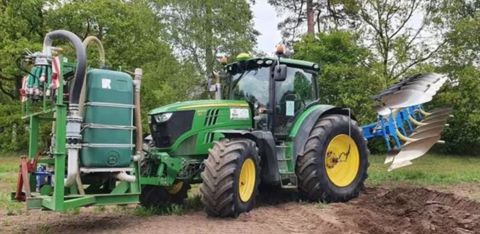 La cuve installée sur le relevage avant embarque 1 500 litres de lisier de bovins. Seule une descente a été conservée. © L. Hante