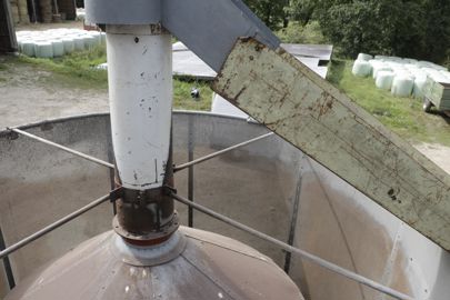 La cellule contient une chambre dans laquelle est soufflé l’air chaud et sec. Le grain circule autour de cette chambre et dans une vis qui la traverse. À la fin du séchage, la goulotte pivote et le grain ne recircule plus mais est évacué par le haut. © G. Baron