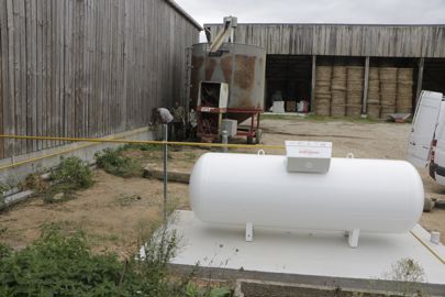 Ce modèle de séchoir implique la mise en place d’une citerne pour le propane liquide. Une distance d’au moins 7,50 m doit être respectée avec le séchoir, et un raccord homologué doit relier la citerne au branchement de la machine. © G. Baron