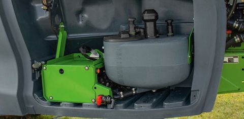 Pour l’injection directe, Amazone installe un bac de 50 litres et une pompe doseuse dans le coffre de rangement. © Amazone