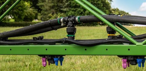Chez Amazone, la rampe est dotée de deux conduites d’alimentation, jaune et verte, l’une pour la bouillie de la cuve principale et l’autre pour l’injection directe. © Amazone