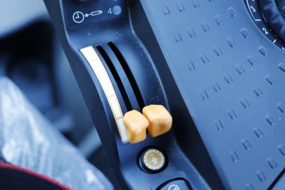 Le double accélérateur est aussi présent sur la boîte powershift du Luxxum. Dans ce cas, le levier de gauche sert à indiquer la plage de régime autorisée avant changement automatique des rapports sous charge. © C. Le Gall